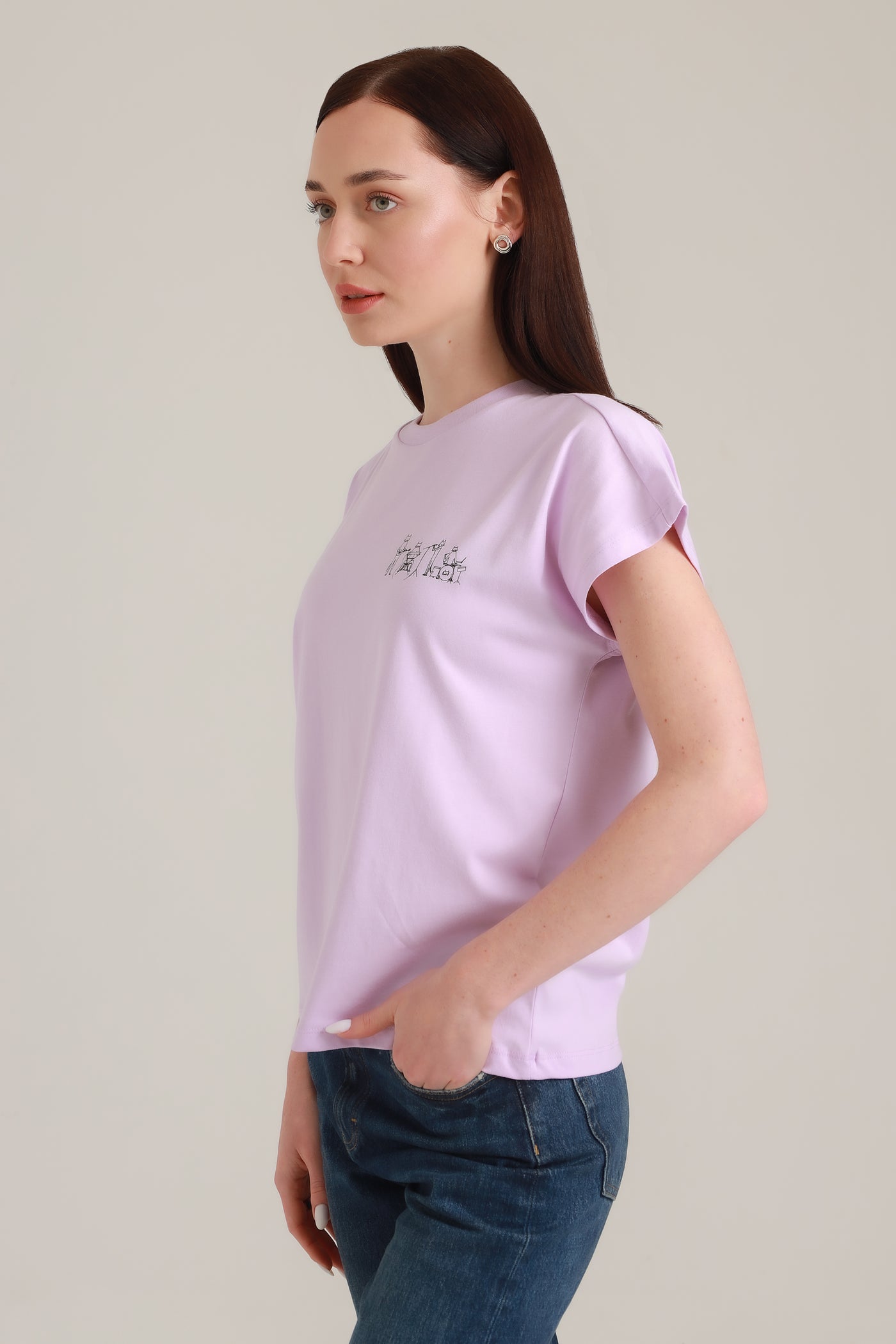 Frau in fairem Modeshirt in Lavender mit CatBand-Motiv aus Wien von seite