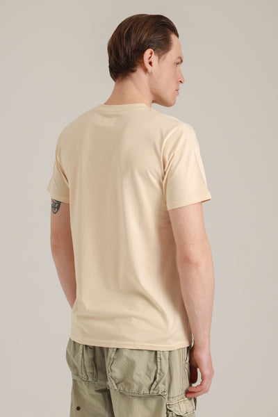 Mann in nachhaltigem Shirt in Beige mit PocketCats-Motiv aus Wien von hinten