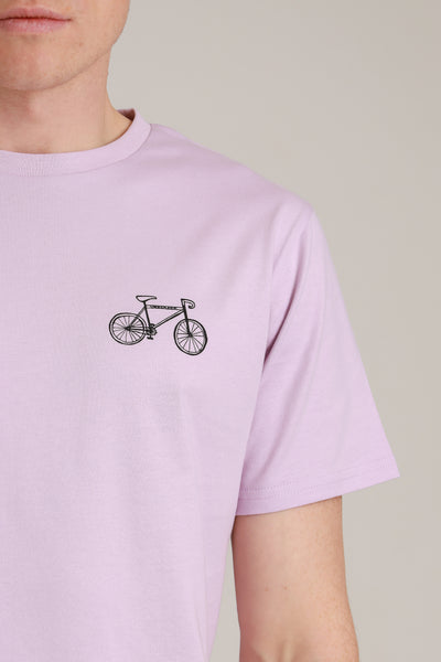 Close Up von nachhaltigem Shirt in Lavender mit Bike-Motiv aus Wien