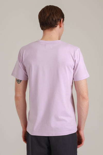 Mann in nachhaltigem Shirt in Lavender mit CoolPaka-Motiv aus Wien von hinten