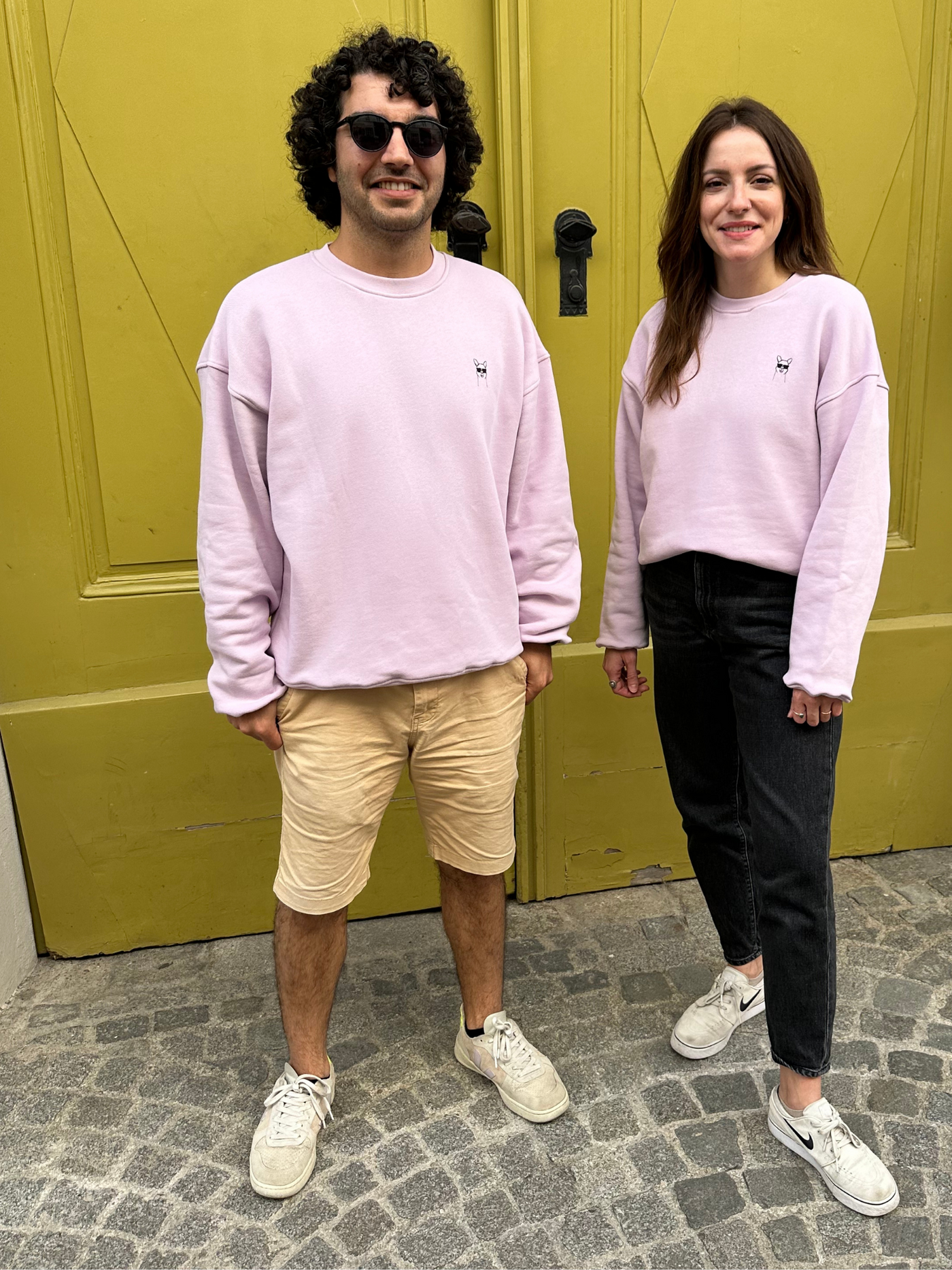 Menschen in fairem Sweateshirt in Lavender mit CoolPaka-Motiv aus Wien