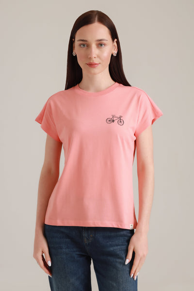  Frau in fairem Modeshirt in Rosa mit Rad-Motiv aus Wien von vorne