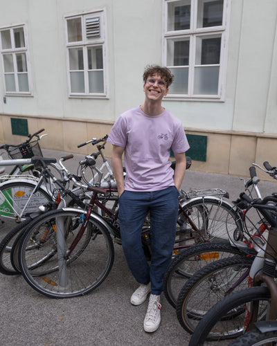 Mann mit lavenderfarbigem nachhaltigsten T-Shirt in Wien 