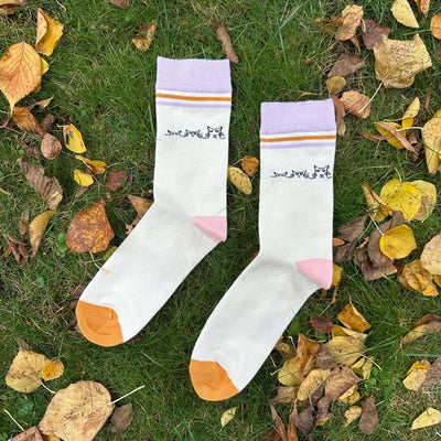 Pocket Cats – Bio-Baumwollsocken mit frechen Katzen in der Tasche - Ungerade Wien