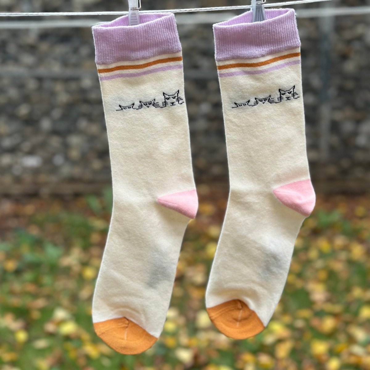 Pocket Cats – Bio-Baumwollsocken mit frechen Katzen in der Tasche - Ungerade Wien