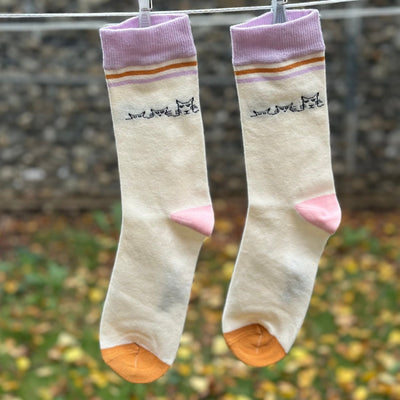 Pocket Cats – Bio-Baumwollsocken mit frechen Katzen in der Tasche - Ungerade Wien