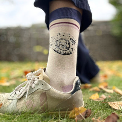 Space Cat Stripe – Bio-Baumwollsocken mit galaktischem Katzen-Design - Ungerade Wien