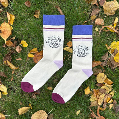 Space Cat Stripe – Bio-Baumwollsocken mit galaktischem Katzen-Design - Ungerade Wien