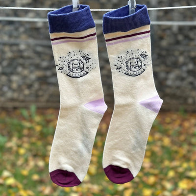 Space Cat Stripe – Bio-Baumwollsocken mit galaktischem Katzen-Design - Ungerade Wien