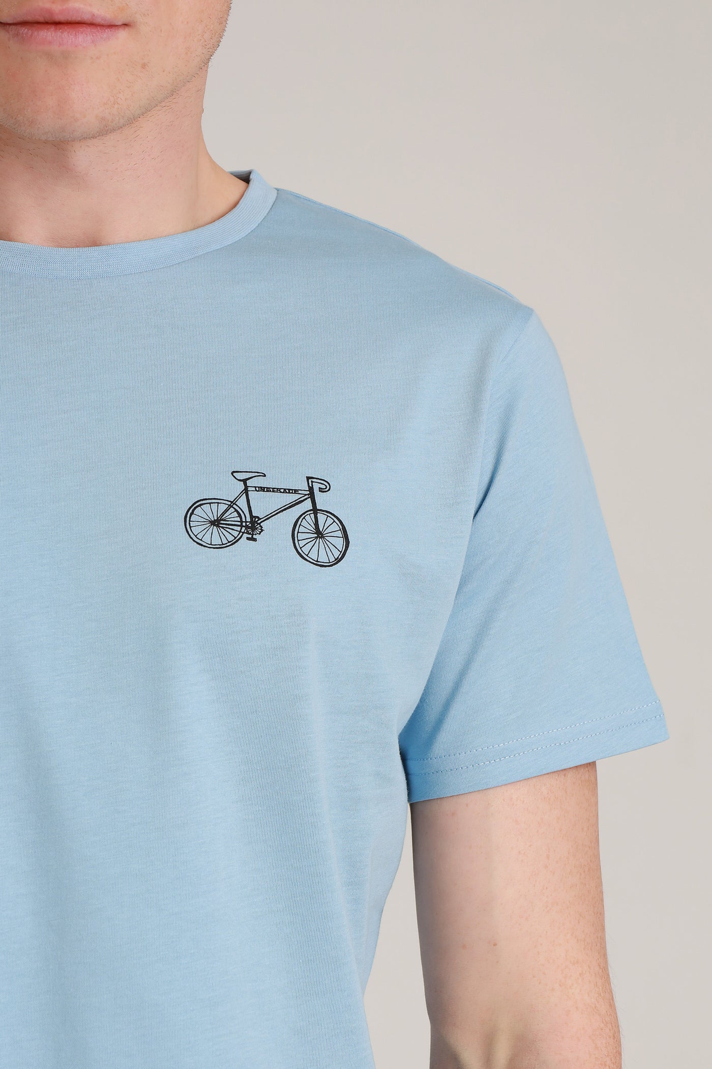 Close Up von nachhaltigem Shirt in Blau mit Bike-Motiv aus Wien