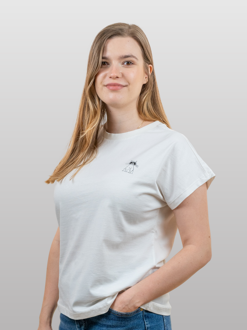 Frau mit nachhaltigem weißen Baumwollshirt mit CoolCatmotiv drinnen von vorne 