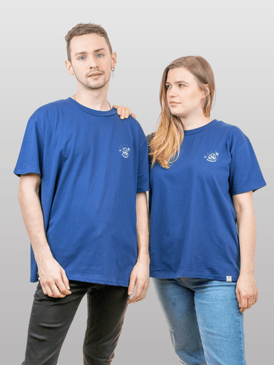 Mann und Frau mit dunkleblauen Baumwollshirt mit SpaceCat-Motiv von vorne 