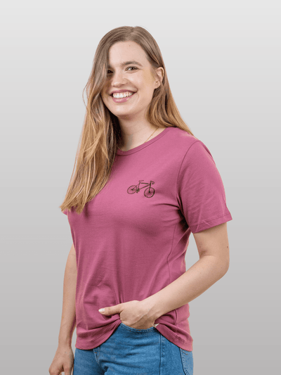 Frau mit nachhaltigem rosa Baumwollshirt mit Fahrradmotiv von Seite 